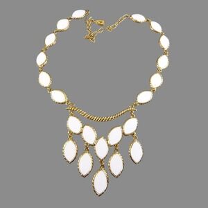 VTG Lisner Bib Necklace GOLD TONE w/WHITE ENAMEL Leaf Leaves Shape POINTED OVALS